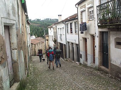 Wandelend door een dorpje.