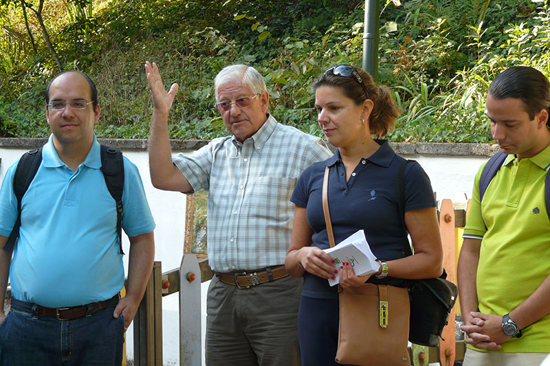 V.l.n.r. Burgemeester, directeur, wethouder, gids.