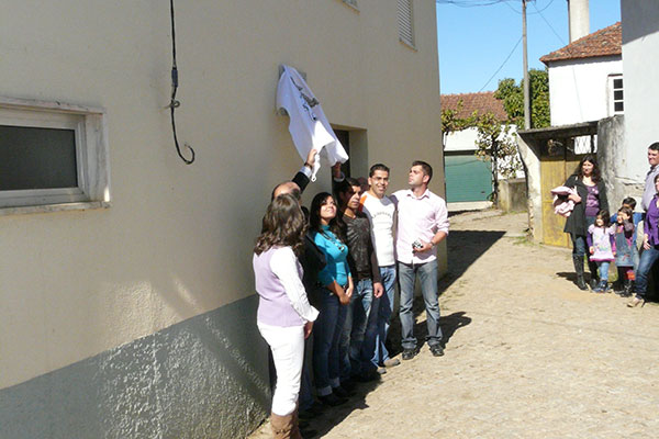 De onthulling van het tweede bord door Sérgio, de kleinzoon van António Joaquim