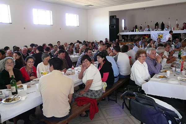 Lunch voor heel Maladão in het gemeenschapshuis