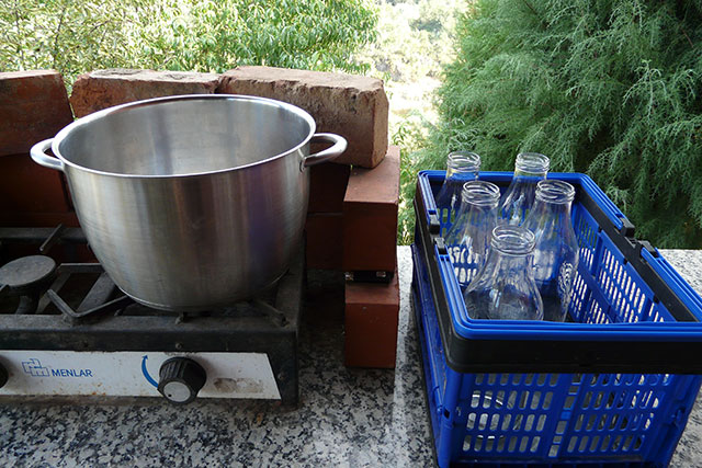 De flessen steriliseer ik in kokend water.