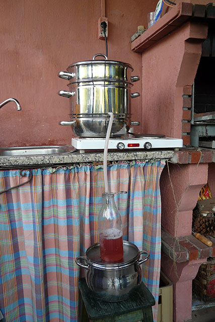 Het sap loopt in de fles.