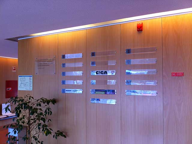 De entree met de naambordjes