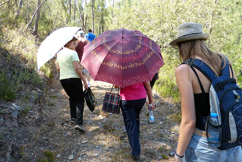 Deze dames uit Aveia hebben een wel heel aparte wandeluitrusting. De paraplus zijn tegen de zon.