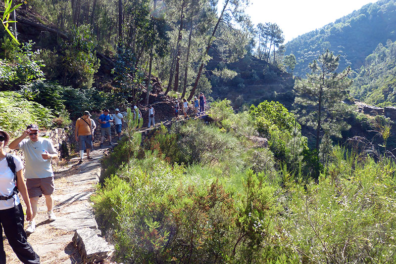 De wandeling gaat grotendeels over smalle paadjes van platte leistenen. In de ganzenpas oftewel 'fila indiana'.