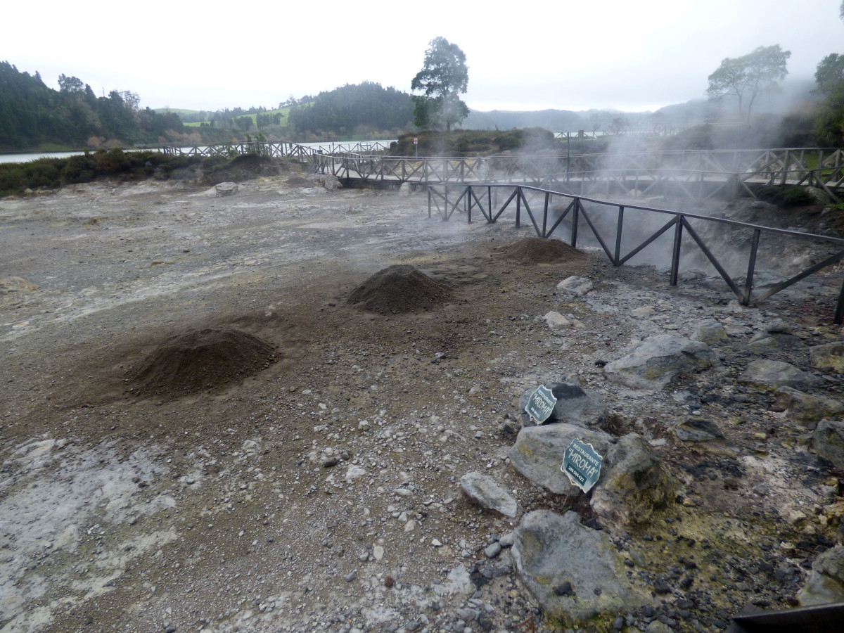 Onder elke hoop aarde is een pot aan het koken.